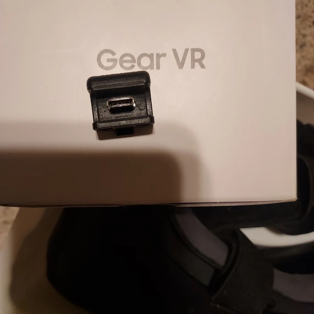 Samsung Gear VR headset Virtual Reality for your Samsung Phone SM-R323 New